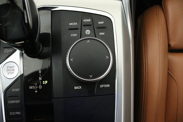 BMW 3-serie 330i High Executive Edition (STOELVERWARMING, SFEERVERLICHTING, ACHTERUITRIJCAMERA, NAVIGATIE, PARKEERSENSOREN)