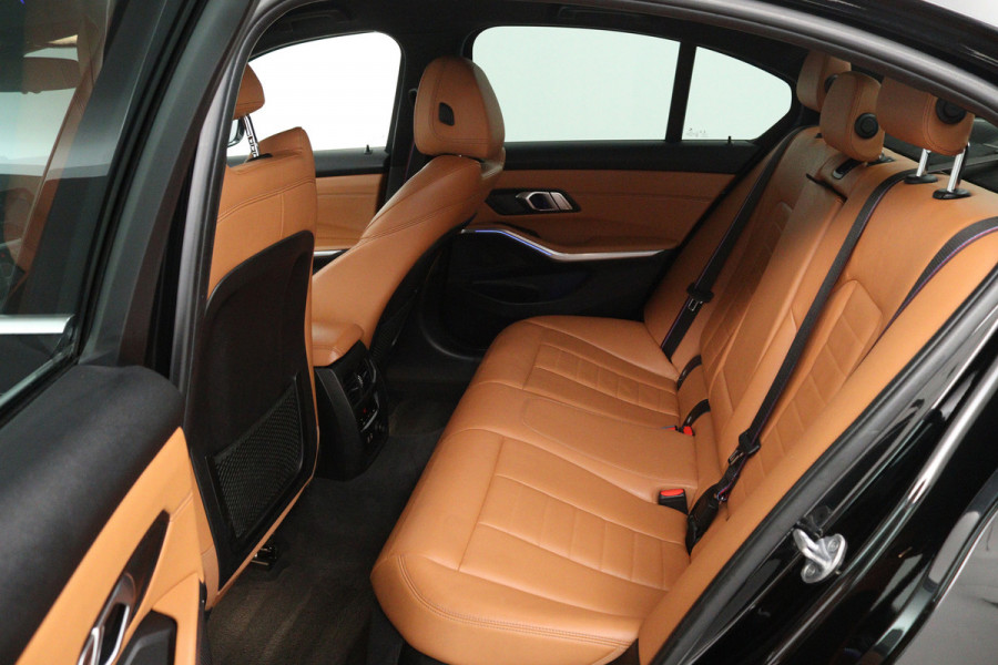 BMW 3-serie 330i High Executive Edition (STOELVERWARMING, SFEERVERLICHTING, ACHTERUITRIJCAMERA, NAVIGATIE, PARKEERSENSOREN)