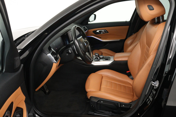 BMW 3-serie 330i High Executive Edition (STOELVERWARMING, SFEERVERLICHTING, ACHTERUITRIJCAMERA, NAVIGATIE, PARKEERSENSOREN)