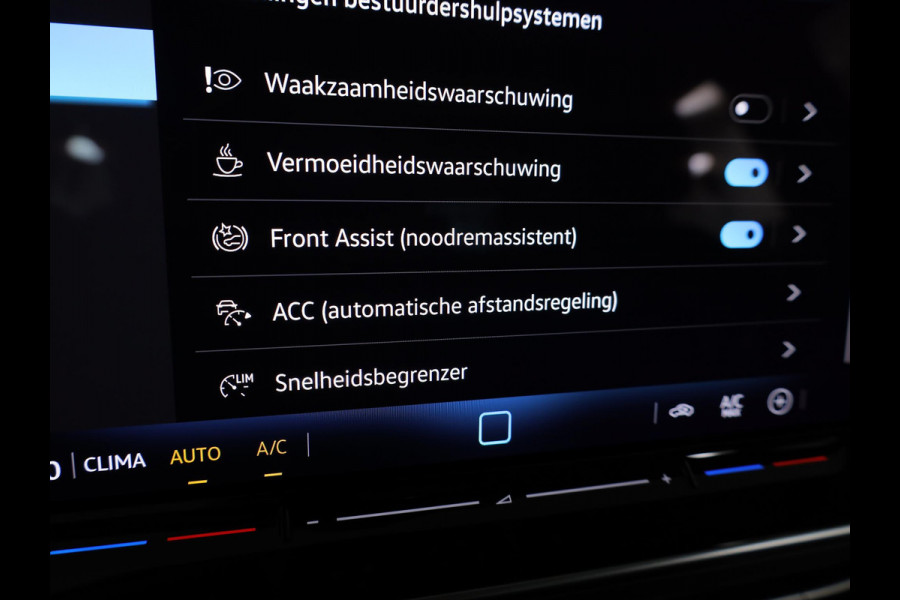 Volkswagen Golf Life Edition 1.5 TSI 116 pk | Verlengde garantie | Navigatie via App | Parkeersensoren | Adaptieve cruise control | LED koplampen |