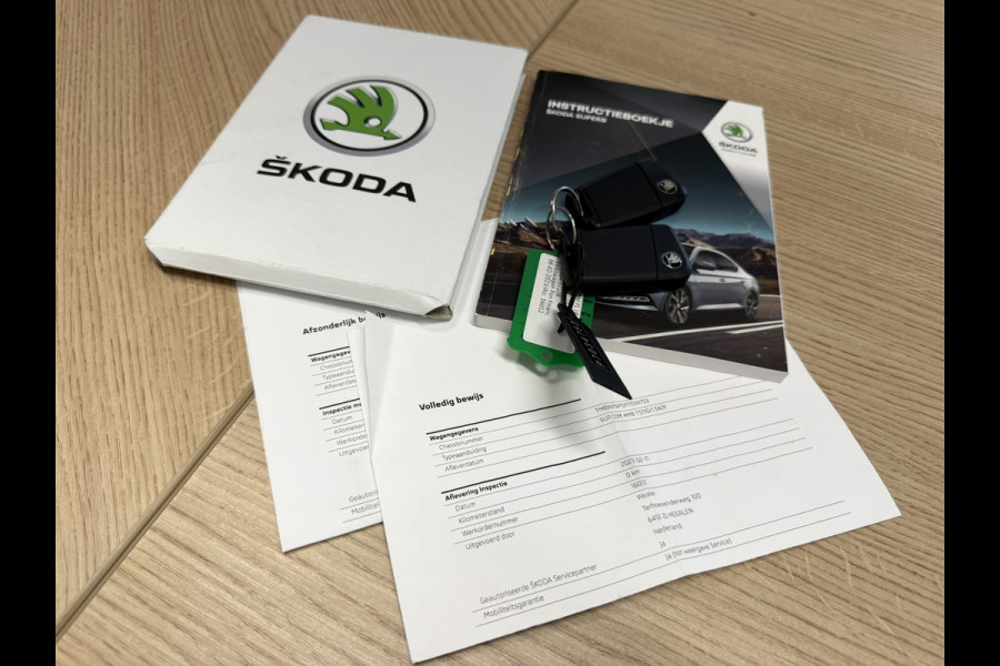 Škoda Superb Combi 1.5 TSI ACT Automaat Pdc V+A Navigatie Clima Carplay Digital dash Trekhaak Cruise
