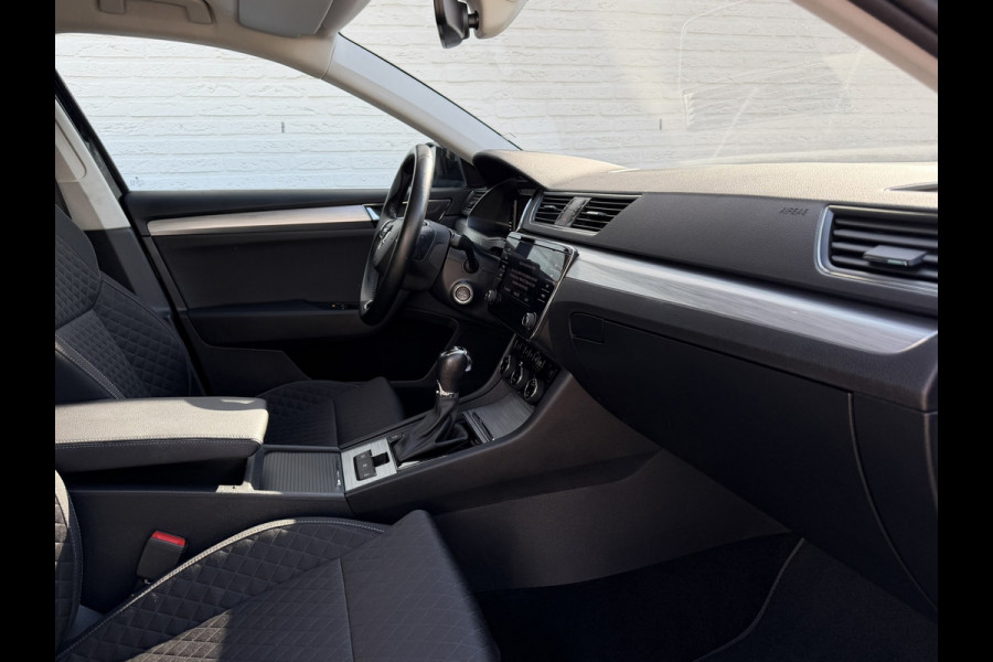 Škoda Superb Combi 1.5 TSI ACT Automaat Pdc V+A Navigatie Clima Carplay Digital dash Trekhaak Cruise