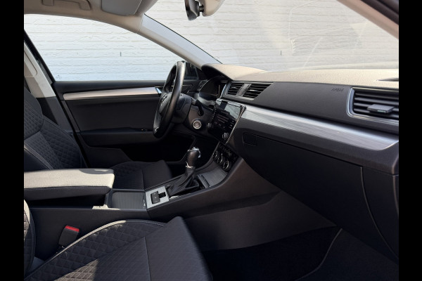 Škoda Superb Combi 1.5 TSI ACT Automaat Pdc V+A Navigatie Clima Carplay Digital dash Trekhaak Cruise
