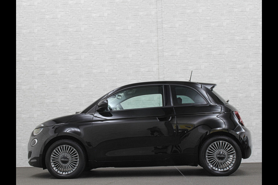 Fiat 500 e Icon 42 kWh | LED | Carplay | 93,5 SoH | Achteruitrij-Camera | Stoelverwarming | Cruise Control | DAB | PDC V+A | Dodehoek Detectie | Digitaal Display | Lane Assist | DAB Radio | Navi |