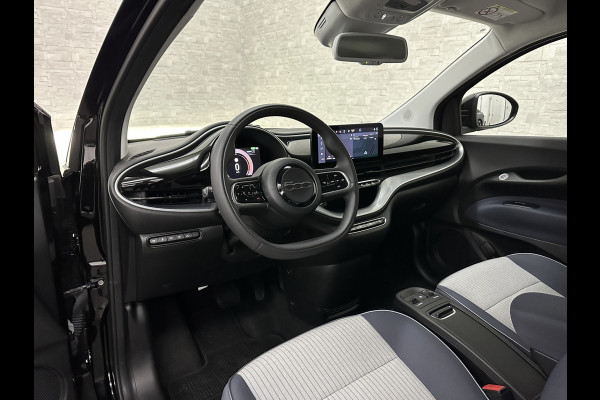 Fiat 500 e Icon 42 kWh | LED | Carplay | 93,5 SoH | Achteruitrij-Camera | Stoelverwarming | Cruise Control | DAB | PDC V+A | Dodehoek Detectie | Digitaal Display | Lane Assist | DAB Radio | Navi |