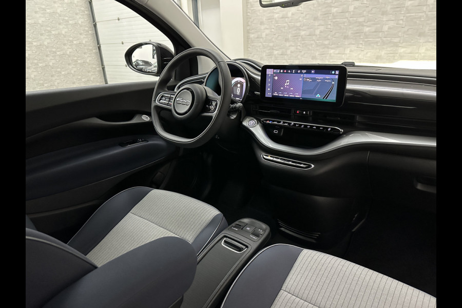 Fiat 500 e Icon 42 kWh | LED | Carplay | 93,5 SoH | Achteruitrij-Camera | Stoelverwarming | Cruise Control | DAB | PDC V+A | Dodehoek Detectie | Digitaal Display | Lane Assist | DAB Radio | Navi |