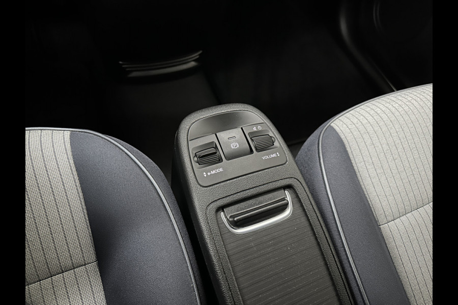 Fiat 500 e Icon 42 kWh | LED | Carplay | 93,5 SoH | Achteruitrij-Camera | Stoelverwarming | Cruise Control | DAB | PDC V+A | Dodehoek Detectie | Digitaal Display | Lane Assist | DAB Radio | Navi |