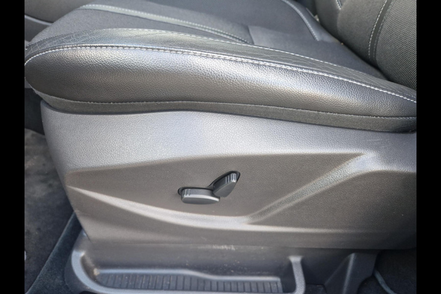 Ford C-MAX 1.0 Titanium Full Options! | Volledig dealer onderhouden | Trekhaak | Stoel stuur en voorruitverwarming | All weather banden | Parking Pack incl camera | Beide voorstoelen in hoogte verstelbaar | Bi xenon verl.