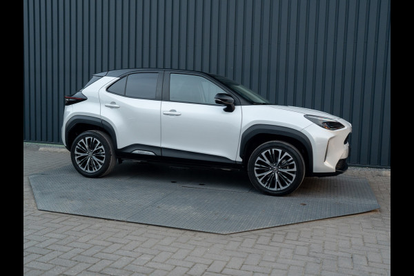 Toyota Yaris Cross 1.5 Hybrid Executive | Bi-Tone | Trekhaak | Head Up | Dodehoek Sensoren | Prijs Rijklaar!!