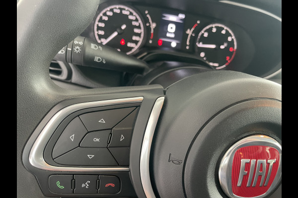 Fiat Tipo Cross 1.0 City Cross Achteruitrijcamera - Airco - Cruise control - Dakrails - Licht metalen velgen 17 inch - U-connect - Stuur multifunctioneel - Bluetooth - Elektrische ramen - Parkeersensoren - Led verlichting - Mistlampen voor - Radio - Start/stop systeem