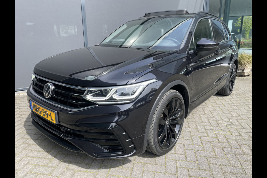 Volkswagen Tiguan 1.5 TSI 2x R-line Achteruitrijcamera - Virtual dashboard - Apple carplay - Navigatie - Parkeersensoren - Licht metalen velgen 20 inch - Mistlampen - Dakrails - IQ light - Hill hold functie - Radio - Extra getint glas - Lederen bekleding - Stuur multifunctioneel - Stoelverwarming - stuurverwarming - Regensensor - Bluetooth