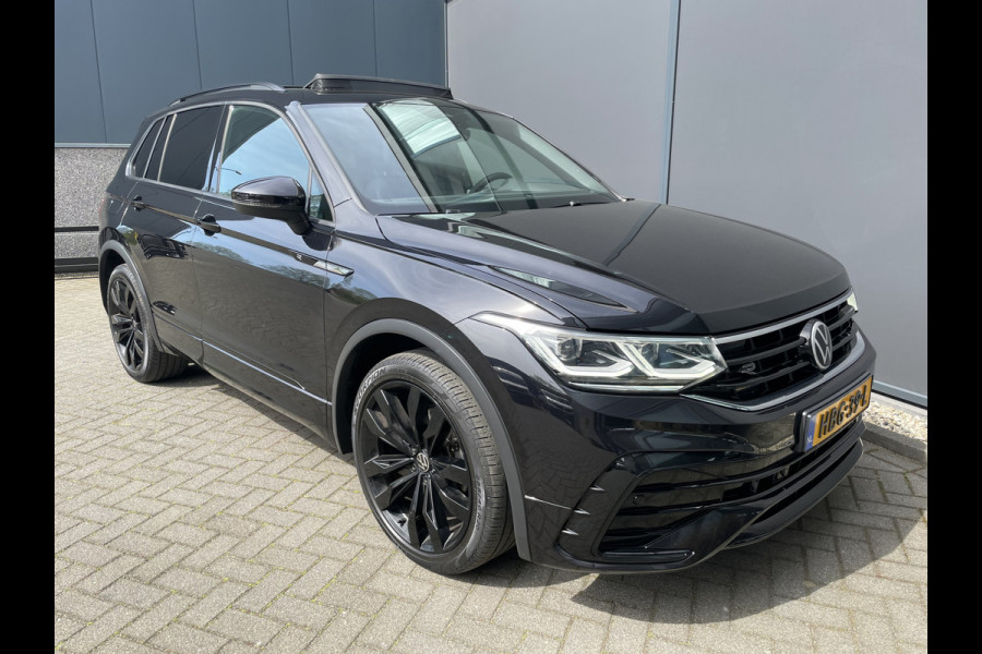 Volkswagen Tiguan 1.5 TSI 2x R-line Achteruitrijcamera - Virtual dashboard - Apple carplay - Navigatie - Parkeersensoren - Licht metalen velgen 20 inch - Mistlampen - Dakrails - IQ light - Hill hold functie - Radio - Extra getint glas - Lederen bekleding - Stuur multifunctioneel - Stoelverwarming - stuurverwarming - Regensensor - Bluetooth