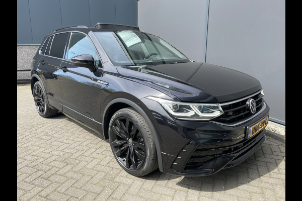 Volkswagen Tiguan 1.5 TSI 2x R-line Achteruitrijcamera - Virtual dashboard - Apple carplay - Navigatie - Parkeersensoren - Licht metalen velgen 20 inch - Mistlampen - Dakrails - IQ light - Hill hold functie - Radio - Extra getint glas - Lederen bekleding - Stuur multifunctioneel - Stoelverwarming - stuurverwarming - Regensensor - Bluetooth
