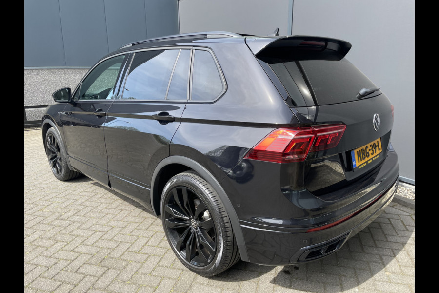 Volkswagen Tiguan 1.5 TSI 2x R-line Achteruitrijcamera - Virtual dashboard - Apple carplay - Navigatie - Parkeersensoren - Licht metalen velgen 20 inch - Mistlampen - Dakrails - IQ light - Hill hold functie - Radio - Extra getint glas - Lederen bekleding - Stuur multifunctioneel - Stoelverwarming - stuurverwarming - Regensensor - Bluetooth
