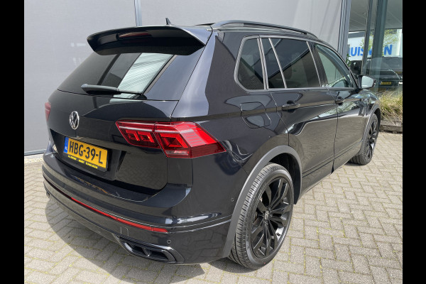 Volkswagen Tiguan 1.5 TSI 2x R-line Achteruitrijcamera - Virtual dashboard - Apple carplay - Navigatie - Parkeersensoren - Licht metalen velgen 20 inch - Mistlampen - Dakrails - IQ light - Hill hold functie - Radio - Extra getint glas - Lederen bekleding - Stuur multifunctioneel - Stoelverwarming - stuurverwarming - Regensensor - Bluetooth