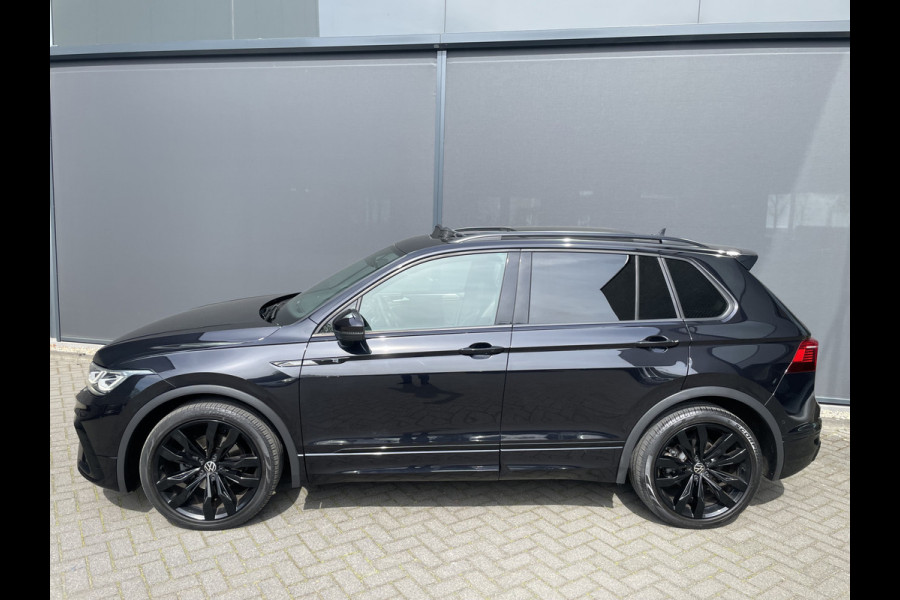 Volkswagen Tiguan 1.5 TSI 2x R-line Achteruitrijcamera - Virtual dashboard - Apple carplay - Navigatie - Parkeersensoren - Licht metalen velgen 20 inch - Mistlampen - Dakrails - IQ light - Hill hold functie - Radio - Extra getint glas - Lederen bekleding - Stuur multifunctioneel - Stoelverwarming - stuurverwarming - Regensensor - Bluetooth
