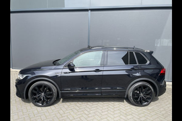 Volkswagen Tiguan 1.5 TSI 2x R-line Achteruitrijcamera - Virtual dashboard - Apple carplay - Navigatie - Parkeersensoren - Licht metalen velgen 20 inch - Mistlampen - Dakrails - IQ light - Hill hold functie - Radio - Extra getint glas - Lederen bekleding - Stuur multifunctioneel - Stoelverwarming - stuurverwarming - Regensensor - Bluetooth