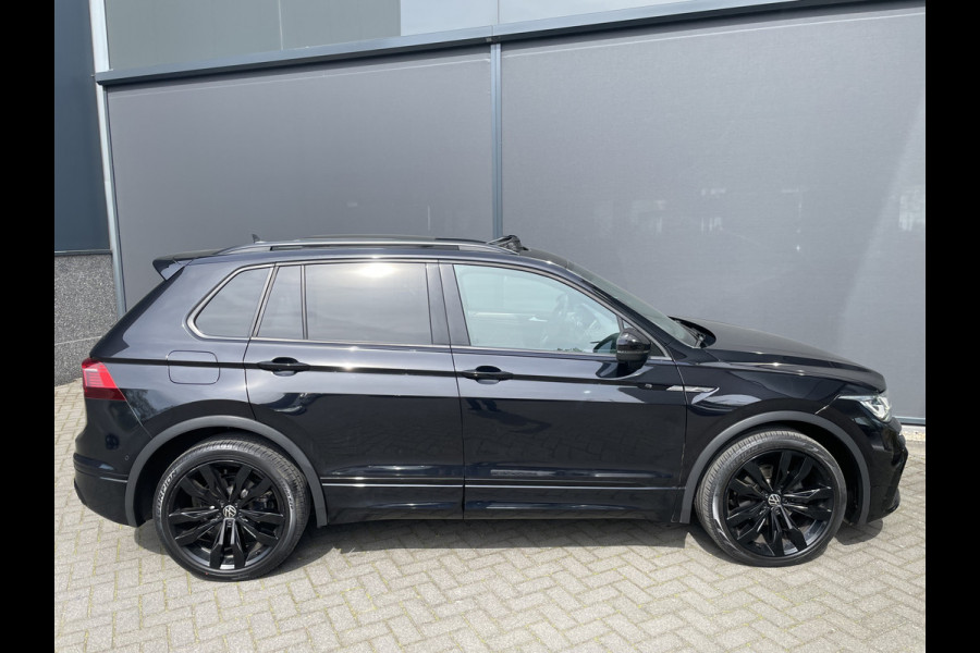 Volkswagen Tiguan 1.5 TSI 2x R-line Achteruitrijcamera - Virtual dashboard - Apple carplay - Navigatie - Parkeersensoren - Licht metalen velgen 20 inch - Mistlampen - Dakrails - IQ light - Hill hold functie - Radio - Extra getint glas - Lederen bekleding - Stuur multifunctioneel - Stoelverwarming - stuurverwarming - Regensensor - Bluetooth