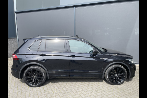 Volkswagen Tiguan 1.5 TSI 2x R-line Achteruitrijcamera - Virtual dashboard - Apple carplay - Navigatie - Parkeersensoren - Licht metalen velgen 20 inch - Mistlampen - Dakrails - IQ light - Hill hold functie - Radio - Extra getint glas - Lederen bekleding - Stuur multifunctioneel - Stoelverwarming - stuurverwarming - Regensensor - Bluetooth