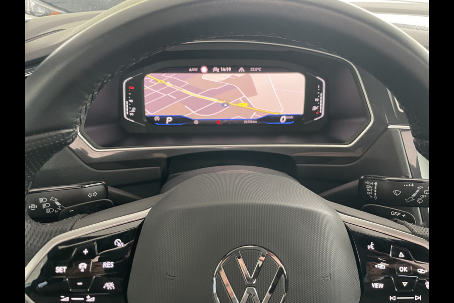 Volkswagen Tiguan 1.5 TSI 2x R-line Achteruitrijcamera - Virtual dashboard - Apple carplay - Navigatie - Parkeersensoren - Licht metalen velgen 20 inch - Mistlampen - Dakrails - IQ light - Hill hold functie - Radio - Extra getint glas - Lederen bekleding - Stuur multifunctioneel - Stoelverwarming - stuurverwarming - Regensensor - Bluetooth