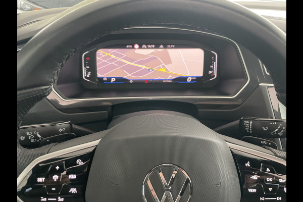 Volkswagen Tiguan 1.5 TSI 2x R-line Achteruitrijcamera - Virtual dashboard - Apple carplay - Navigatie - Parkeersensoren - Licht metalen velgen 20 inch - Mistlampen - Dakrails - IQ light - Hill hold functie - Radio - Extra getint glas - Lederen bekleding - Stuur multifunctioneel - Stoelverwarming - stuurverwarming - Regensensor - Bluetooth