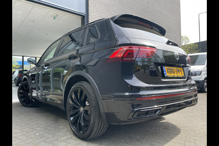 Volkswagen Tiguan 1.5 TSI 2x R-line Achteruitrijcamera - Virtual dashboard - Apple carplay - Navigatie - Parkeersensoren - Licht metalen velgen 20 inch - Mistlampen - Dakrails - IQ light - Hill hold functie - Radio - Extra getint glas - Lederen bekleding - Stuur multifunctioneel - Stoelverwarming - stuurverwarming - Regensensor - Bluetooth