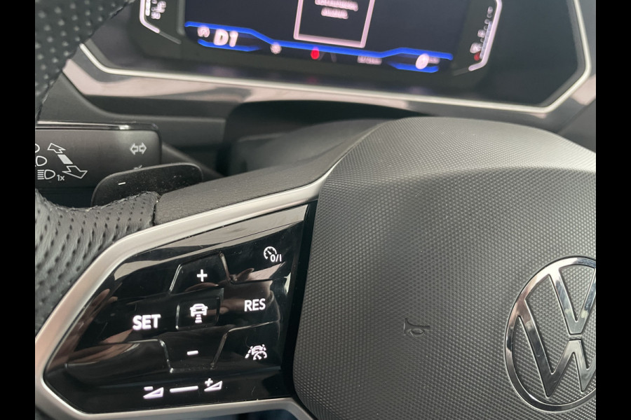 Volkswagen Tiguan 1.5 TSI 2x R-line Achteruitrijcamera - Virtual dashboard - Apple carplay - Navigatie - Parkeersensoren - Licht metalen velgen 20 inch - Mistlampen - Dakrails - IQ light - Hill hold functie - Radio - Extra getint glas - Lederen bekleding - Stuur multifunctioneel - Stoelverwarming - stuurverwarming - Regensensor - Bluetooth