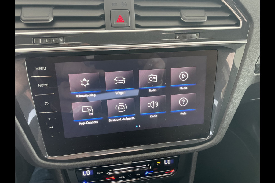 Volkswagen Tiguan 1.5 TSI 2x R-line Achteruitrijcamera - Virtual dashboard - Apple carplay - Navigatie - Parkeersensoren - Licht metalen velgen 20 inch - Mistlampen - Dakrails - IQ light - Hill hold functie - Radio - Extra getint glas - Lederen bekleding - Stuur multifunctioneel - Stoelverwarming - stuurverwarming - Regensensor - Bluetooth