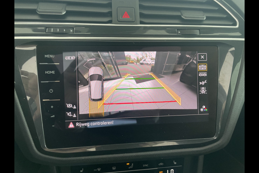 Volkswagen Tiguan 1.5 TSI 2x R-line Achteruitrijcamera - Virtual dashboard - Apple carplay - Navigatie - Parkeersensoren - Licht metalen velgen 20 inch - Mistlampen - Dakrails - IQ light - Hill hold functie - Radio - Extra getint glas - Lederen bekleding - Stuur multifunctioneel - Stoelverwarming - stuurverwarming - Regensensor - Bluetooth