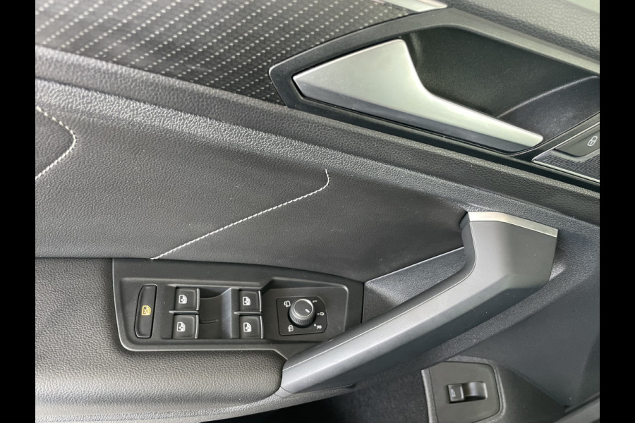 Volkswagen Tiguan 1.5 TSI 2x R-line Achteruitrijcamera - Virtual dashboard - Apple carplay - Navigatie - Parkeersensoren - Licht metalen velgen 20 inch - Mistlampen - Dakrails - IQ light - Hill hold functie - Radio - Extra getint glas - Lederen bekleding - Stuur multifunctioneel - Stoelverwarming - stuurverwarming - Regensensor - Bluetooth