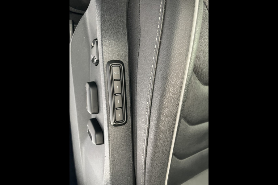 Volkswagen Tiguan 1.5 TSI 2x R-line Achteruitrijcamera - Virtual dashboard - Apple carplay - Navigatie - Parkeersensoren - Licht metalen velgen 20 inch - Mistlampen - Dakrails - IQ light - Hill hold functie - Radio - Extra getint glas - Lederen bekleding - Stuur multifunctioneel - Stoelverwarming - stuurverwarming - Regensensor - Bluetooth