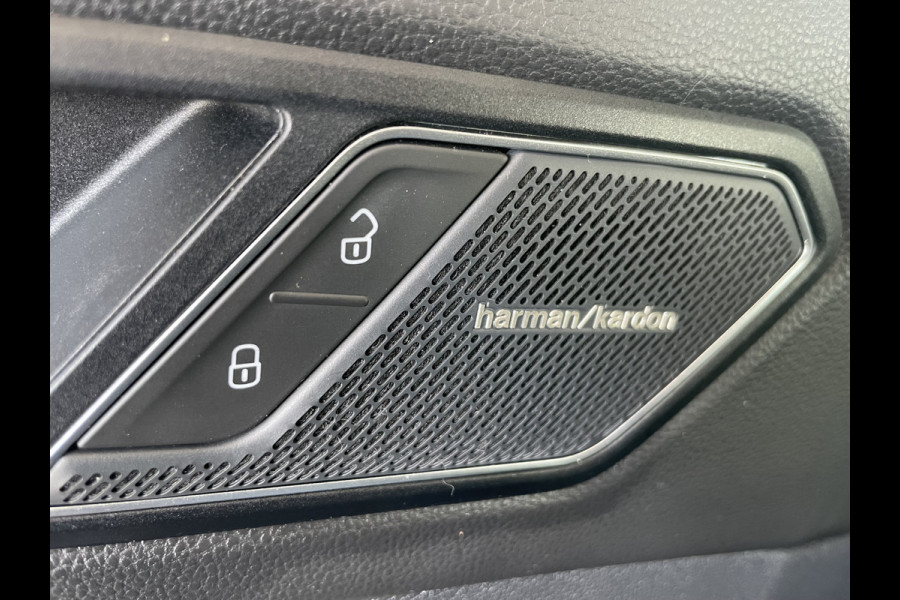 Volkswagen Tiguan 1.5 TSI 2x R-line Achteruitrijcamera - Virtual dashboard - Apple carplay - Navigatie - Parkeersensoren - Licht metalen velgen 20 inch - Mistlampen - Dakrails - IQ light - Hill hold functie - Radio - Extra getint glas - Lederen bekleding - Stuur multifunctioneel - Stoelverwarming - stuurverwarming - Regensensor - Bluetooth