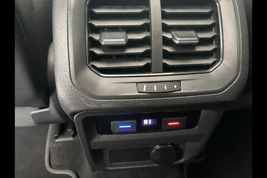 Volkswagen Tiguan 1.5 TSI 2x R-line Achteruitrijcamera - Virtual dashboard - Apple carplay - Navigatie - Parkeersensoren - Licht metalen velgen 20 inch - Mistlampen - Dakrails - IQ light - Hill hold functie - Radio - Extra getint glas - Lederen bekleding - Stuur multifunctioneel - Stoelverwarming - stuurverwarming - Regensensor - Bluetooth