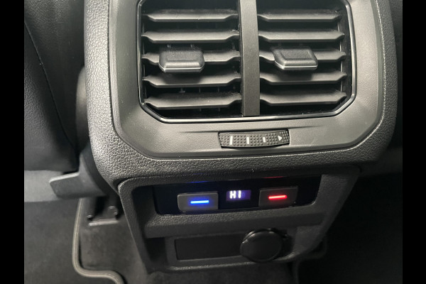 Volkswagen Tiguan 1.5 TSI 2x R-line Achteruitrijcamera - Virtual dashboard - Apple carplay - Navigatie - Parkeersensoren - Licht metalen velgen 20 inch - Mistlampen - Dakrails - IQ light - Hill hold functie - Radio - Extra getint glas - Lederen bekleding - Stuur multifunctioneel - Stoelverwarming - stuurverwarming - Regensensor - Bluetooth