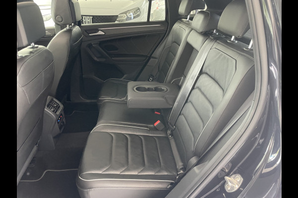 Volkswagen Tiguan 1.5 TSI 2x R-line Achteruitrijcamera - Virtual dashboard - Apple carplay - Navigatie - Parkeersensoren - Licht metalen velgen 20 inch - Mistlampen - Dakrails - IQ light - Hill hold functie - Radio - Extra getint glas - Lederen bekleding - Stuur multifunctioneel - Stoelverwarming - stuurverwarming - Regensensor - Bluetooth
