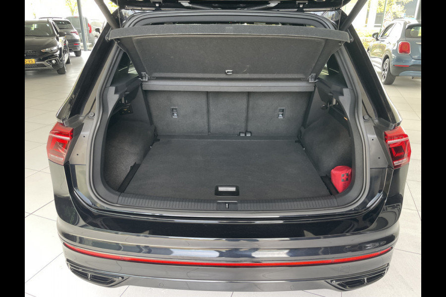 Volkswagen Tiguan 1.5 TSI 2x R-line Achteruitrijcamera - Virtual dashboard - Apple carplay - Navigatie - Parkeersensoren - Licht metalen velgen 20 inch - Mistlampen - Dakrails - IQ light - Hill hold functie - Radio - Extra getint glas - Lederen bekleding - Stuur multifunctioneel - Stoelverwarming - stuurverwarming - Regensensor - Bluetooth