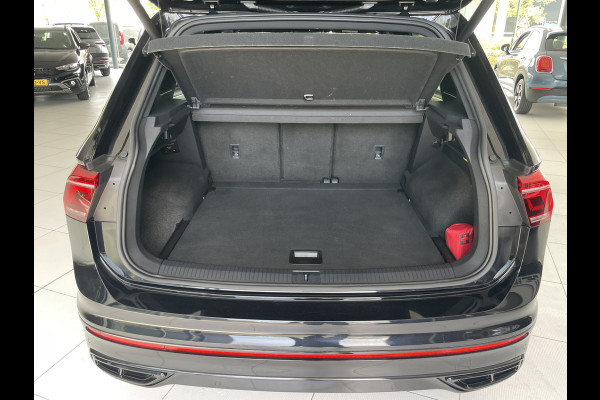 Volkswagen Tiguan 1.5 TSI 2x R-line Achteruitrijcamera - Virtual dashboard - Apple carplay - Navigatie - Parkeersensoren - Licht metalen velgen 20 inch - Mistlampen - Dakrails - IQ light - Hill hold functie - Radio - Extra getint glas - Lederen bekleding - Stuur multifunctioneel - Stoelverwarming - stuurverwarming - Regensensor - Bluetooth