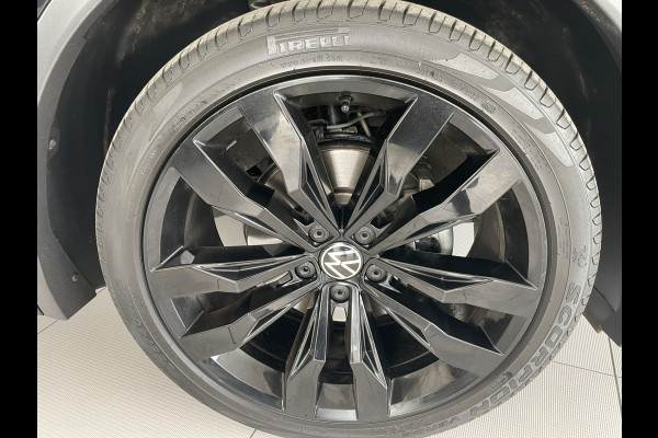 Volkswagen Tiguan 1.5 TSI 2x R-line Achteruitrijcamera - Virtual dashboard - Apple carplay - Navigatie - Parkeersensoren - Licht metalen velgen 20 inch - Mistlampen - Dakrails - IQ light - Hill hold functie - Radio - Extra getint glas - Lederen bekleding - Stuur multifunctioneel - Stoelverwarming - stuurverwarming - Regensensor - Bluetooth