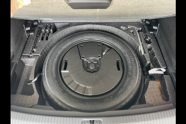 Volkswagen Tiguan 1.5 TSI 2x R-line Achteruitrijcamera - Virtual dashboard - Apple carplay - Navigatie - Parkeersensoren - Licht metalen velgen 20 inch - Mistlampen - Dakrails - IQ light - Hill hold functie - Radio - Extra getint glas - Lederen bekleding - Stuur multifunctioneel - Stoelverwarming - stuurverwarming - Regensensor - Bluetooth