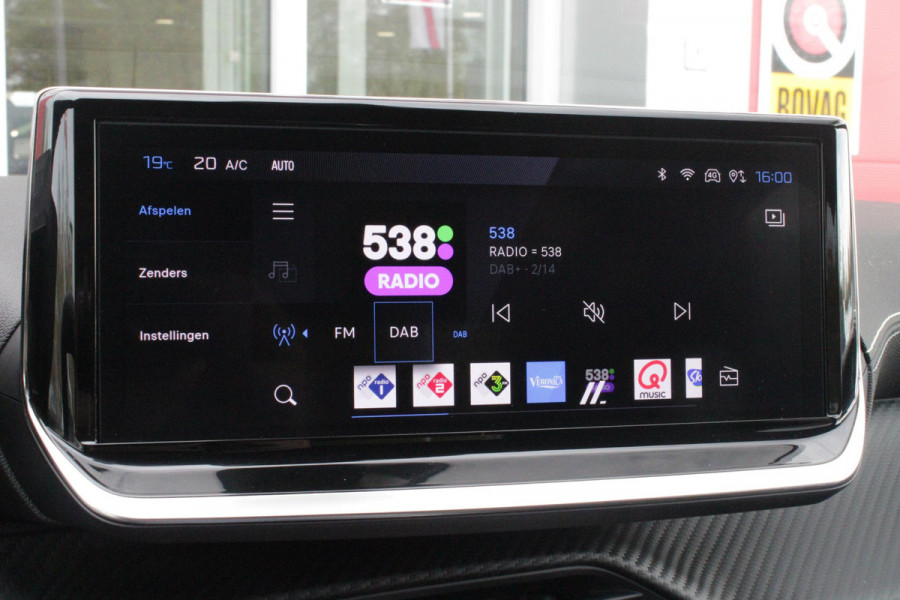 Peugeot e-208 EV GT 156PK 51 kWh | WARMTEPOMP | ALCANTARA "EXECUTIVE INTERIOR" (STOEL VERWARMING/ELEKTRISCH VERSTELBARE BESTUUDERSSTOEL MET MASSAGE FUNCTIE/ALCANTARA BEKLEDING | METAALLAK "JAUNE AGUENDA" | DRIVE ASSIST PLUS PACK (ADAPTIVE CRUISE CONTROL/STOP & GO FUNCTIE/LANE KEEPING/POSITIONING ASSIST) | 17" LICHTMETALEN VELGEN "YANAKA" | SFEER VERLICHTING IN 8 KLEUREN | KEYLESS ENTRY/START | DRAADLOZE APPLE CARPLAY/ANDROID AUTO | DRAADLOZE TELEFOONLADER | VISION & NAVIGATION PACK (NAVIGATIE/HD CAMERA VOOR EN ACHTER/DODEHOEK BEWAKING/INSTAPVERLICHTING | FULL LED KOPLAMPEN |