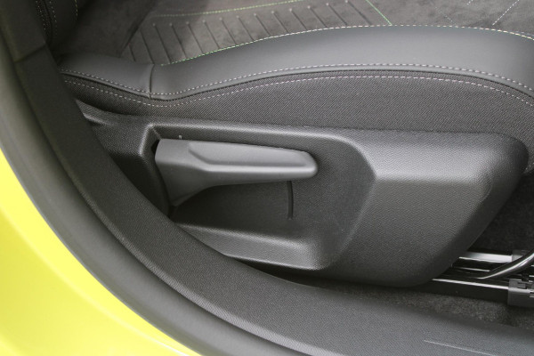 Peugeot e-208 EV GT 156PK 51 kWh | WARMTEPOMP | ALCANTARA "EXECUTIVE INTERIOR" (STOEL VERWARMING/ELEKTRISCH VERSTELBARE BESTUUDERSSTOEL MET MASSAGE FUNCTIE/ALCANTARA BEKLEDING | METAALLAK "JAUNE AGUENDA" | DRIVE ASSIST PLUS PACK (ADAPTIVE CRUISE CONTROL/STOP & GO FUNCTIE/LANE KEEPING/POSITIONING ASSIST) | 17" LICHTMETALEN VELGEN "YANAKA" | SFEER VERLICHTING IN 8 KLEUREN | KEYLESS ENTRY/START | DRAADLOZE APPLE CARPLAY/ANDROID AUTO | DRAADLOZE TELEFOONLADER | VISION & NAVIGATION PACK (NAVIGATIE/HD CAMERA VOOR EN ACHTER/DODEHOEK BEWAKING/INSTAPVERLICHTING | FULL LED KOPLAMPEN |