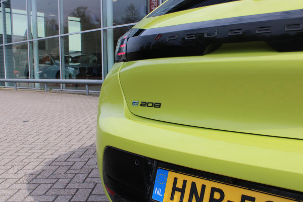 Peugeot e-208 EV GT 156PK 51 kWh | WARMTEPOMP | ALCANTARA "EXECUTIVE INTERIOR" (STOEL VERWARMING/ELEKTRISCH VERSTELBARE BESTUUDERSSTOEL MET MASSAGE FUNCTIE/ALCANTARA BEKLEDING | METAALLAK "JAUNE AGUENDA" | DRIVE ASSIST PLUS PACK (ADAPTIVE CRUISE CONTROL/STOP & GO FUNCTIE/LANE KEEPING/POSITIONING ASSIST) | 17" LICHTMETALEN VELGEN "YANAKA" | SFEER VERLICHTING IN 8 KLEUREN | KEYLESS ENTRY/START | DRAADLOZE APPLE CARPLAY/ANDROID AUTO | DRAADLOZE TELEFOONLADER | VISION & NAVIGATION PACK (NAVIGATIE/HD CAMERA VOOR EN ACHTER/DODEHOEK BEWAKING/INSTAPVERLICHTING | FULL LED KOPLAMPEN |