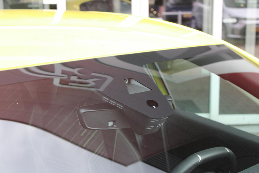 Peugeot e-208 EV GT 156PK 51 kWh | WARMTEPOMP | ALCANTARA "EXECUTIVE INTERIOR" (STOEL VERWARMING/ELEKTRISCH VERSTELBARE BESTUUDERSSTOEL MET MASSAGE FUNCTIE/ALCANTARA BEKLEDING | METAALLAK "JAUNE AGUENDA" | DRIVE ASSIST PLUS PACK (ADAPTIVE CRUISE CONTROL/STOP & GO FUNCTIE/LANE KEEPING/POSITIONING ASSIST) | 17" LICHTMETALEN VELGEN "YANAKA" | SFEER VERLICHTING IN 8 KLEUREN | KEYLESS ENTRY/START | DRAADLOZE APPLE CARPLAY/ANDROID AUTO | DRAADLOZE TELEFOONLADER | VISION & NAVIGATION PACK (NAVIGATIE/HD CAMERA VOOR EN ACHTER/DODEHOEK BEWAKING/INSTAPVERLICHTING | FULL LED KOPLAMPEN |