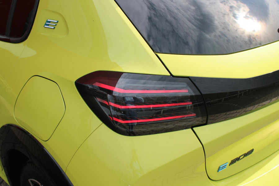 Peugeot e-208 EV GT 156PK 51 kWh | WARMTEPOMP | ALCANTARA "EXECUTIVE INTERIOR" (STOEL VERWARMING/ELEKTRISCH VERSTELBARE BESTUUDERSSTOEL MET MASSAGE FUNCTIE/ALCANTARA BEKLEDING | METAALLAK "JAUNE AGUENDA" | DRIVE ASSIST PLUS PACK (ADAPTIVE CRUISE CONTROL/STOP & GO FUNCTIE/LANE KEEPING/POSITIONING ASSIST) | 17" LICHTMETALEN VELGEN "YANAKA" | SFEER VERLICHTING IN 8 KLEUREN | KEYLESS ENTRY/START | DRAADLOZE APPLE CARPLAY/ANDROID AUTO | DRAADLOZE TELEFOONLADER | VISION & NAVIGATION PACK (NAVIGATIE/HD CAMERA VOOR EN ACHTER/DODEHOEK BEWAKING/INSTAPVERLICHTING | FULL LED KOPLAMPEN |