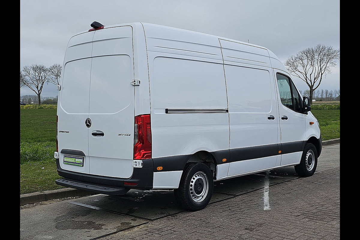 Mercedes-Benz Sprinter 317 L2H2 RWD Cruise control, Airco, Navi, Camera, Laneassist, Automaat, Mbux10, 170 Pk!
