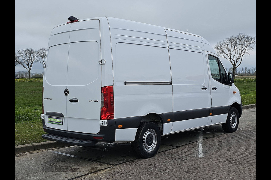 Mercedes-Benz Sprinter 317 L2H2 RWD Cruise control, Airco, Navi, Camera, Laneassist, Automaat, Mbux10, 170 Pk!