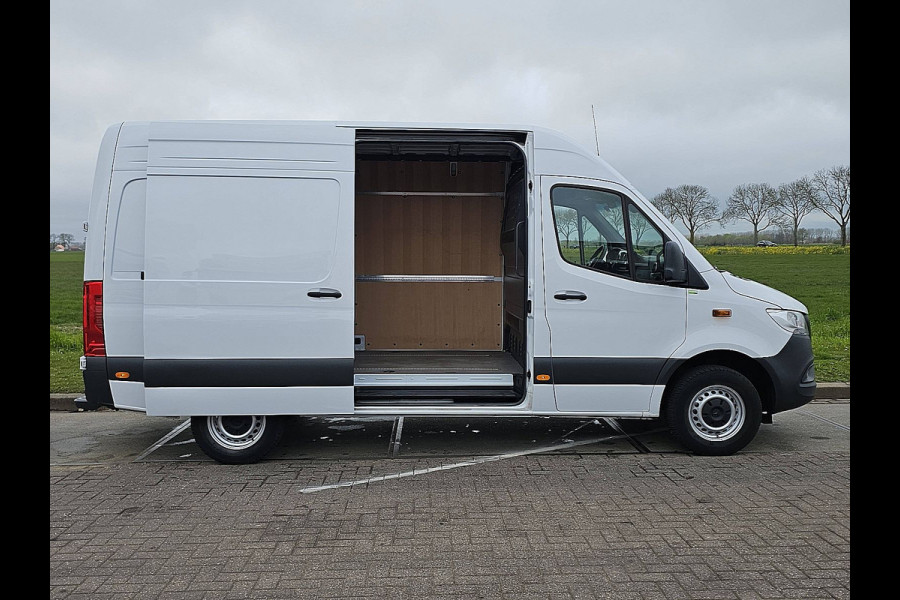 Mercedes-Benz Sprinter 317 L2H2 RWD Cruise control, Airco, Navi, Camera, Laneassist, Automaat, Mbux10, 170 Pk!
