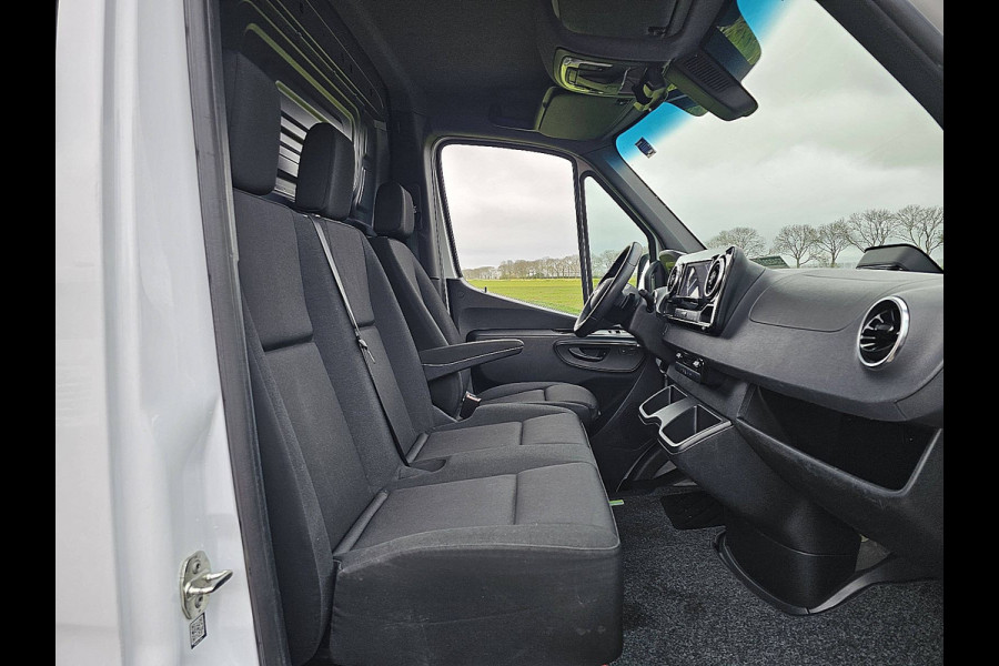 Mercedes-Benz Sprinter 317 L2H2 RWD Cruise control, Airco, Navi, Camera, Laneassist, Automaat, Mbux10, 170 Pk!