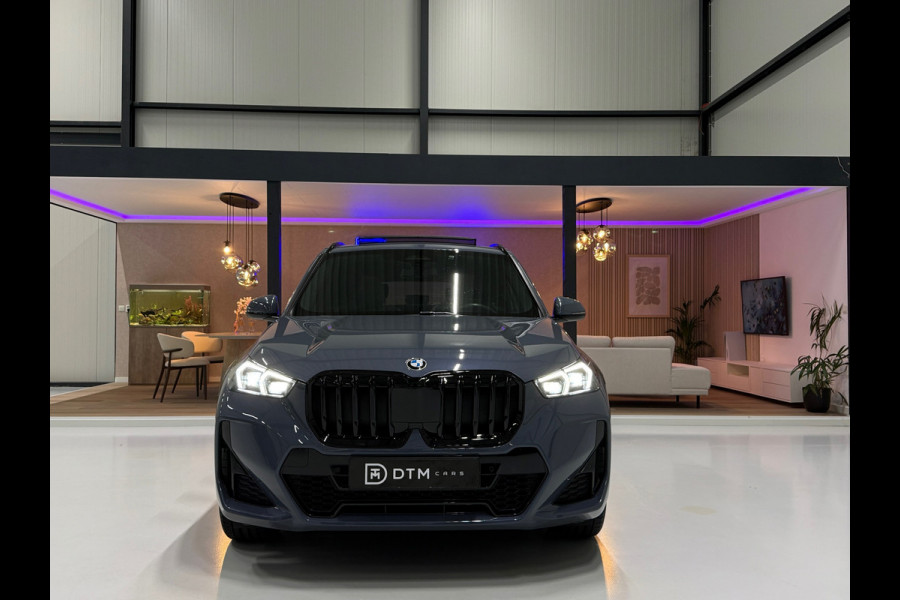 BMW X1 BMW sDrive20i M Sport Pano Sportstoelen ACC Trekhaak Navi LED Camera Carplay