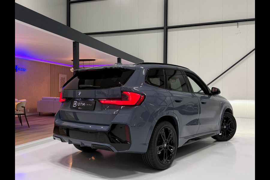 BMW X1 BMW sDrive20i M Sport Pano Sportstoelen ACC Trekhaak Navi LED Camera Carplay